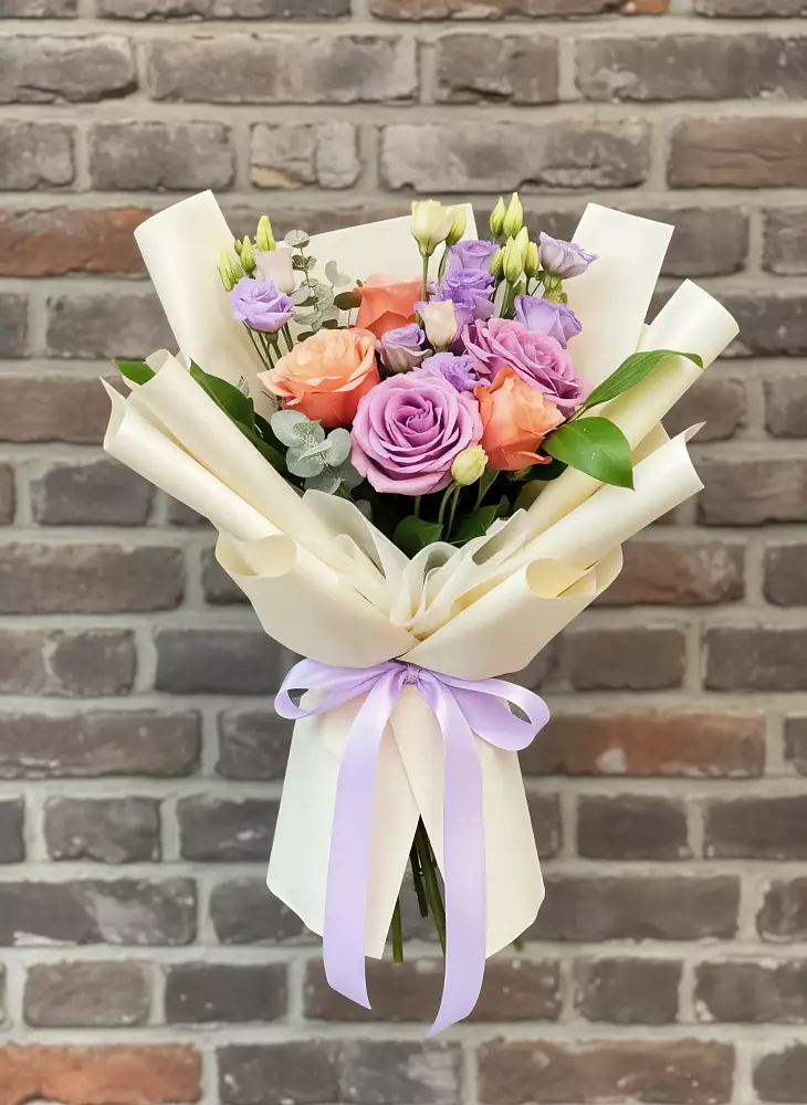 Букет цветов из: Лизиантусы и Розы в Ближне-Песочном