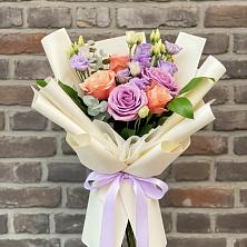 Букет цветов из:  Лизиантусы и Розы в Ближне-Песочном