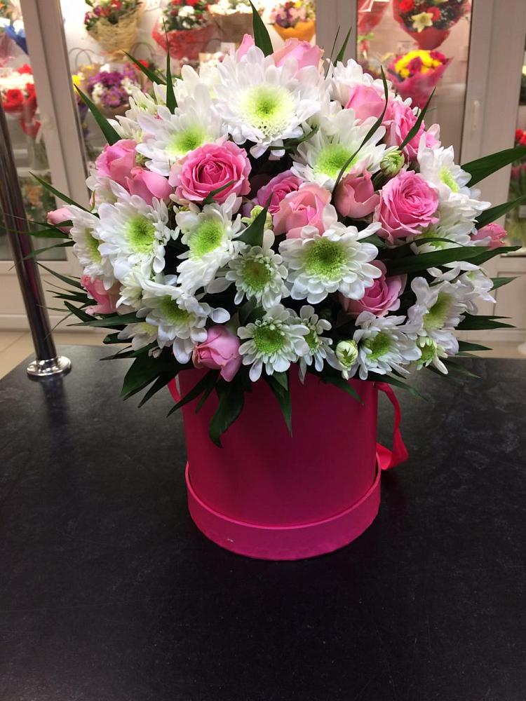 Цветочная композиция из Розы и Хризантемы в шляпной коробке в Ближне-Песочном