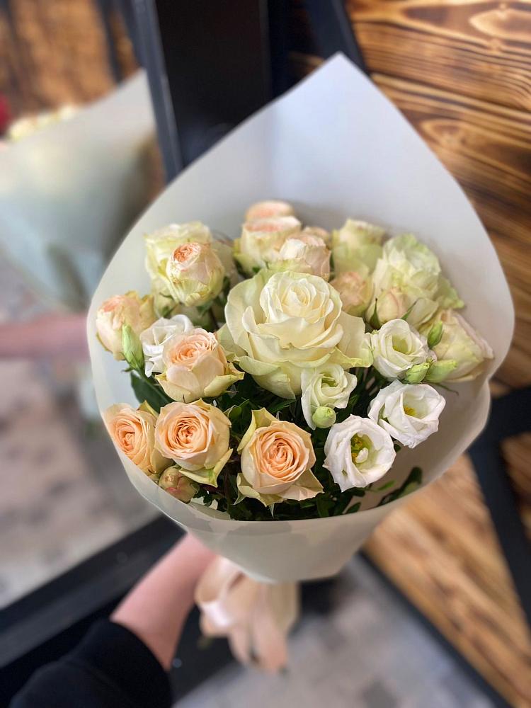 Букет цветов из: Розы и Лизиантусы в Ближне-Песочном